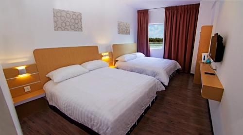 巴力文打感谢酒店的酒店客房设有两张床和电视。