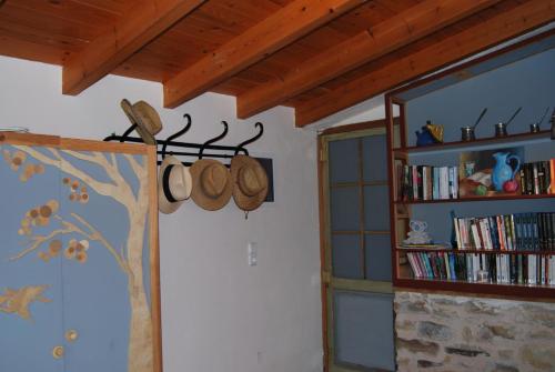 卡法斯Villa Spiti Elaionas的书架和帽子墙的房间