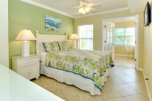克利尔沃特赤脚海滩度假酒店的一间卧室配有一张床和吊扇