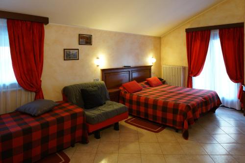 瓦托内切卡米内托酒店的酒店客房,配有两张床和椅子