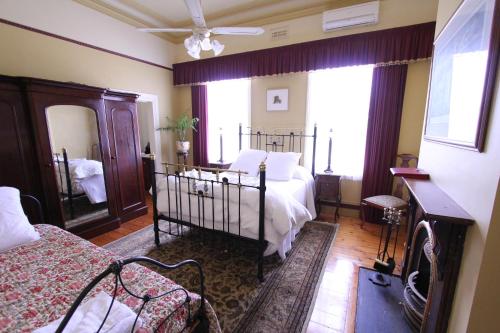 莫尔登棕榈屋住宿加早餐旅馆的一间卧室设有一张床和一个大窗户