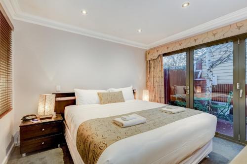 巴拉腊特西摩利迪亚德酒店的一间卧室设有一张大床和一个窗户。
