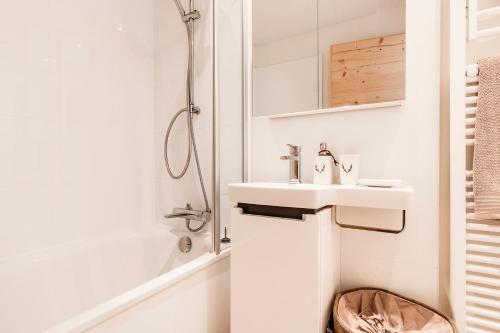 达沃斯Belezza的白色的浴室设有水槽和淋浴。