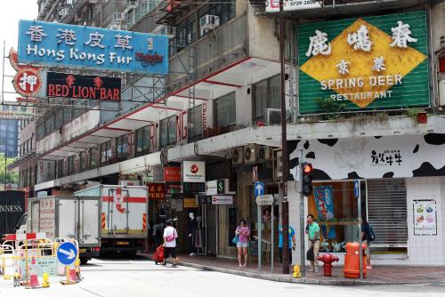 香港Hop Inn的一条城市街道,街上的人在街上行走