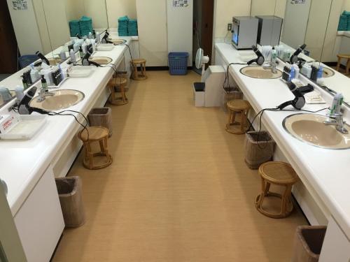 广岛广岛Spa豪华桑拿浴室胶囊旅馆（只限男性）的公共浴室里的一排盥洗盆
