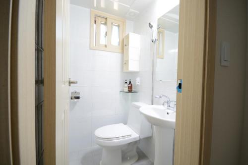 Sunnyhill Hostel Hongdae的一间浴室