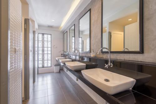 曼谷X9旅舍的浴室设有3个水槽和2面镜子