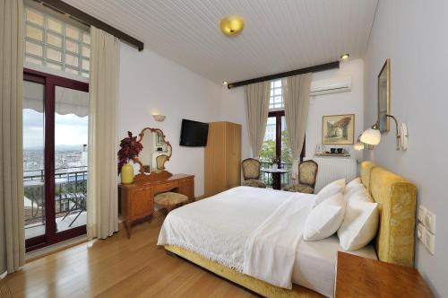 雅典德莱尔德斯猎户座酒店的一间卧室设有一张床和一个阳台