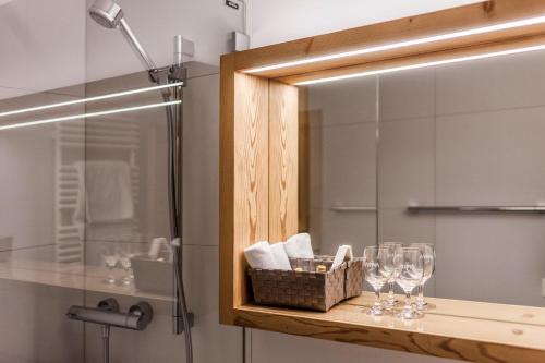 阿罗萨阿罗萨阿尔卑斯酒店的浴室设有镜子和玻璃架