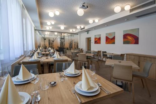 弗塞廷HOTEL A RESTAURACE U STAVAŘE的用餐室配有木桌和椅子