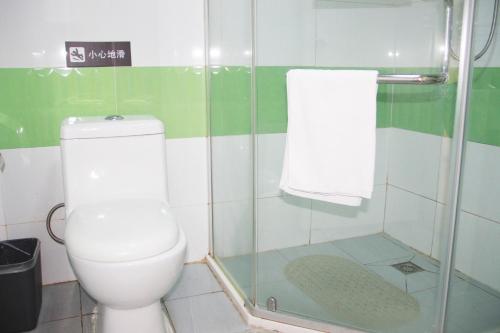 7天上海闵行东川路交大店的一间浴室