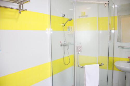 7天上海松江新城地铁站店的一间浴室