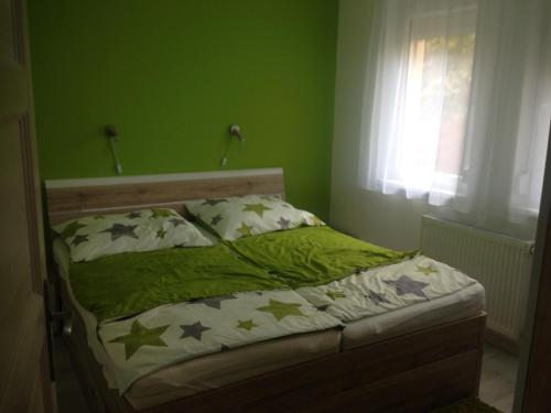 扎马迪ZEN Apartman Sunshine的绿色卧室,配有星空床