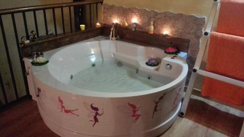 LancharejoCasa Rural Rosa Magica的浴缸内涂有粉红色火烈鸟
