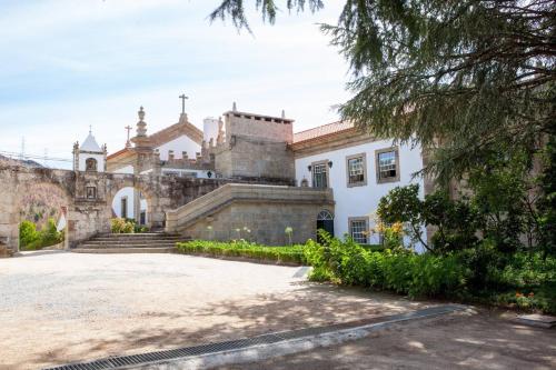 马尔科-德卡纳维泽斯Casa de Quintã的一座古老的建筑,后面有一座教堂