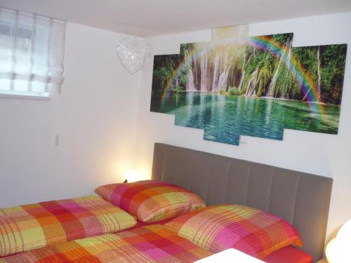 鲁斯特Carpe Diem的一间卧室设有两张床,墙上挂着一幅画