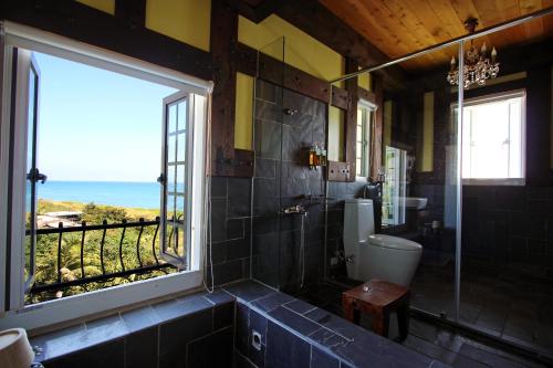 盐寮斯图亚特海洋莊园的浴室设有海景窗户。