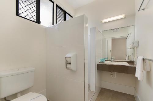 汤斯维尔海滩别墅汽车旅馆的白色的浴室设有水槽和卫生间。