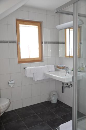韦尔申罗尔克鲁兹加斯霍夫酒店的白色的浴室设有水槽和卫生间。
