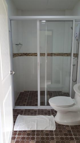 卡宾布里茶罗苏克酒店的一间带玻璃淋浴和卫生间的浴室