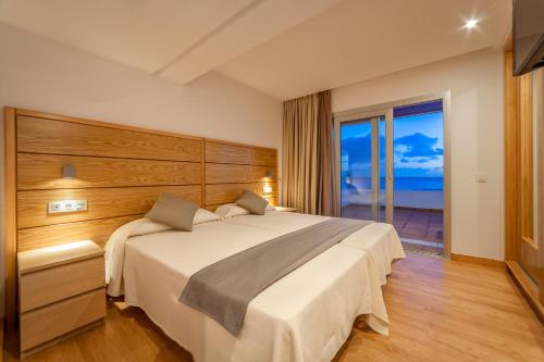 阿雷西费兰斯洛特酒店的一间卧室设有一张大床,享有海景