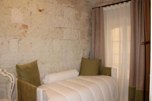 巴里Torre Tresca B&B的砖墙房间内的白色沙发