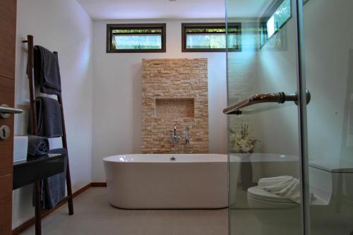 雅努伊海滩别墅的一间浴室