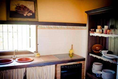 埃尔博斯克Casa del Huerto的厨房设有水槽和窗户。