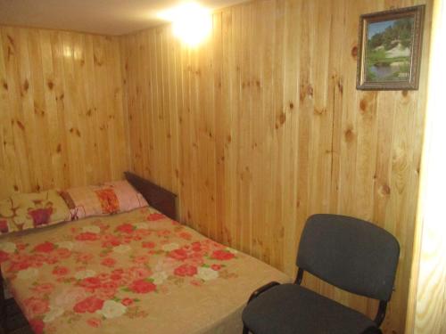 切尔卡瑟Pershyy Hostel u Cherkasah的一间卧室配有一张床和两把椅子