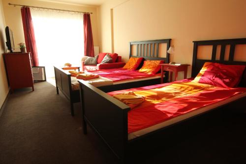 达布基Ośrodek Wypoczynkowy Słońce Dąbki的一间带两张床的卧室和一间客厅