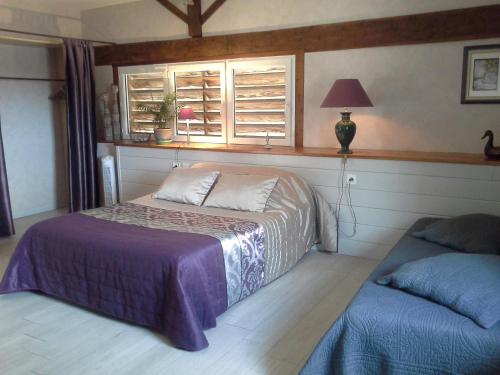 Soudan杜弗尔住宿加早餐旅馆的一间卧室设有一张床和一个窗口