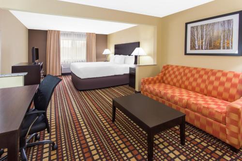 达文波特达文波特东戴斯酒店的酒店客房,配有床和沙发