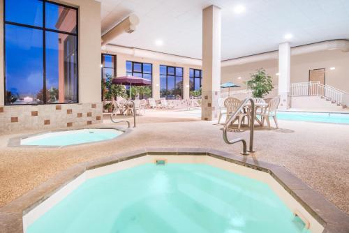 拉皮德城豪生大急流城酒店的房屋中间的游泳池