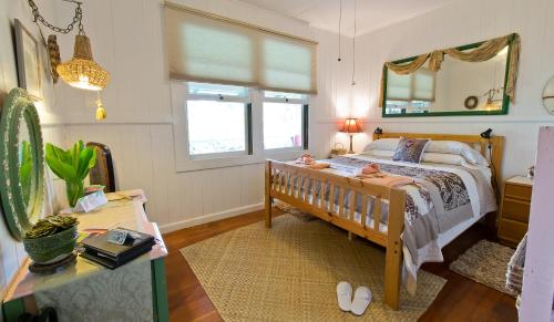 希洛Hale Kawehi B&B Guesthouse的一间卧室配有一张床和镜子