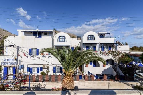 佩里萨波尔图佩里萨酒店的白色建筑前的棕榈树
