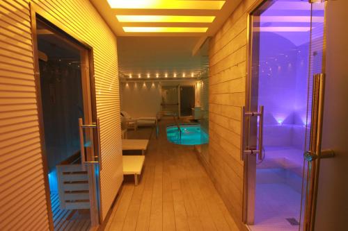 圣多米诺加比阿诺酒店的走廊上设有游泳池的房间
