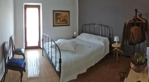 韦扎诺利古雷Dolce Casa的卧室设有一张白色大床和一扇窗户。