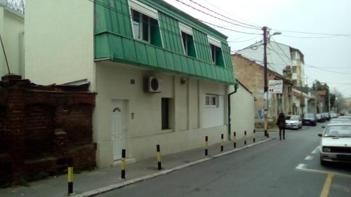 贝尔格莱德Hostel Jellostone的街道上,路边有一座建筑