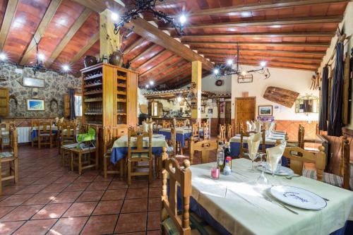 内尔皮奥Casas Rurales Los Enebros Nerpio的一间在房间内配有桌椅的餐厅