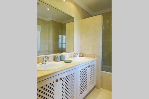 金塔湖Formosa Villas的一间带两个盥洗盆和大镜子的浴室