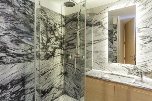 波尔图普拉查66旅馆的带淋浴、水槽和镜子的浴室