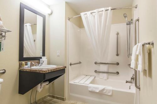 穆斯乔Quality Inn & Suites的带淋浴、盥洗盆和卫生间的浴室