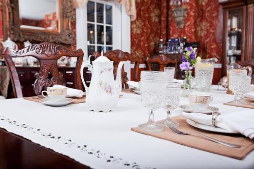 Chester维多利亚住宿加早餐旅馆的一间用餐室,配有一张带白色桌布的桌子