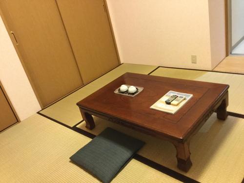 松山シーパの湯 Seapa Makoto的一张小桌子,上面放着两根蜡烛