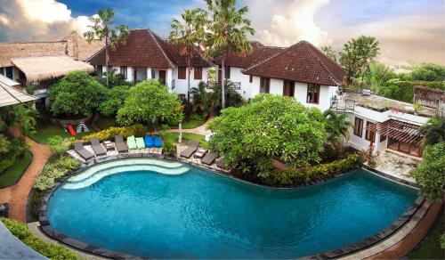 坎古Ecosfera Hotel, Yoga & Spa的房屋前游泳池的空中景致