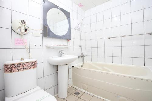斗六市享平方文旅的浴室配有盥洗盆、卫生间和浴缸。