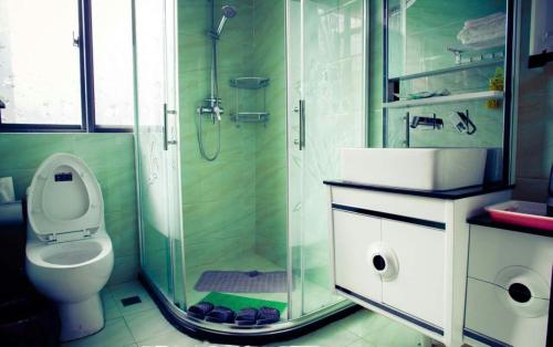 溧阳天目湖天悦阁别墅 的一间带卫生间和玻璃淋浴间的浴室