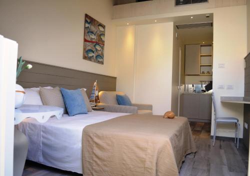 加比切马莱Appartamenti Barzilai的酒店客房设有一张大床和一个厨房。
