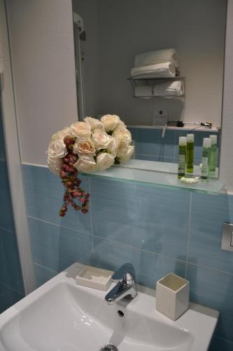 都灵Hotel Sant'Anna的一间带水槽和镜子的浴室