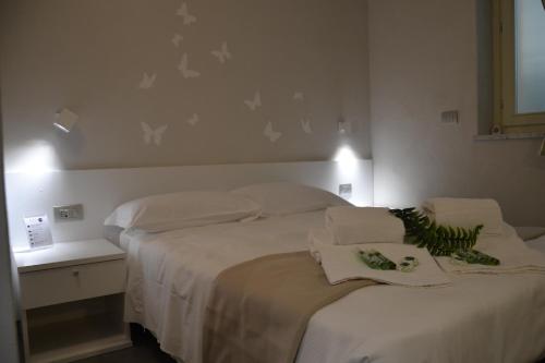 都灵Hotel Sant'Anna的一间卧室配有一张带白色床单的大床
